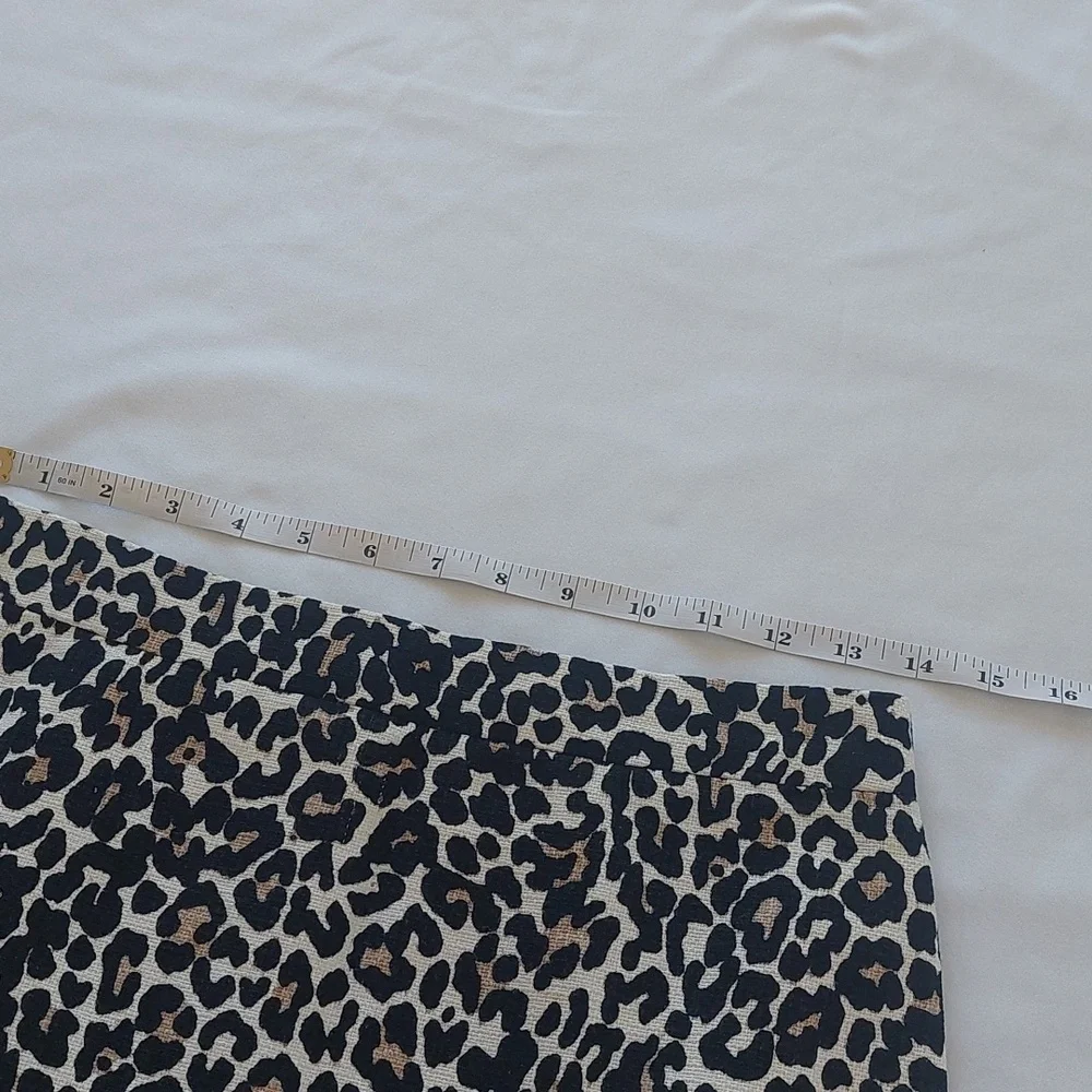 J. Crew Leopard Print Mini Skirt — Black, White & Tan.Bild leopard Print .